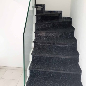 Glaselaender Treppengelaender schwarze Treppe 